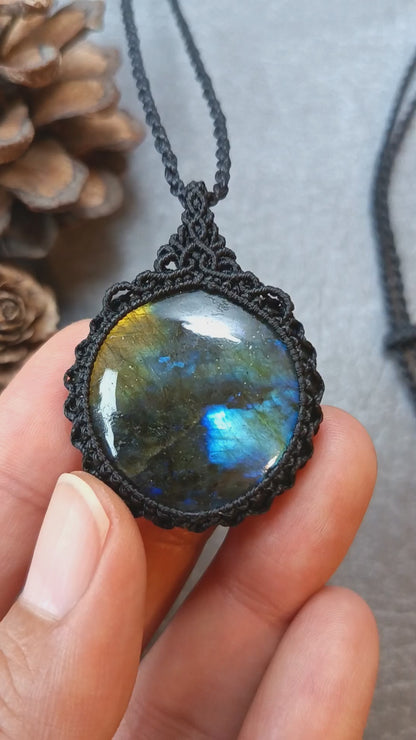 Labradorite Macrame Necklace | Pendant size 4.5 cm