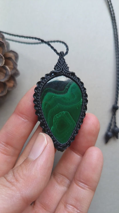 Malachite Macrame Necklace | Pendant size 5.8 cm
