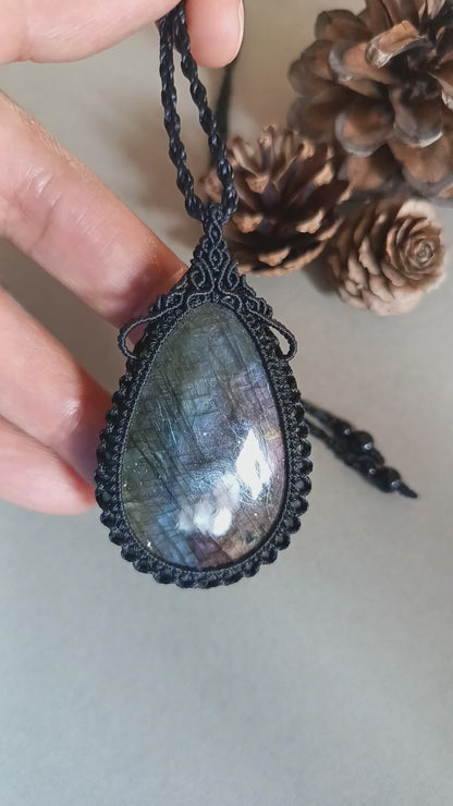 Labradorite Macrame Necklace | Pendant size 6.3 cm
