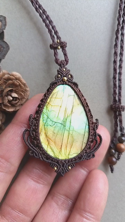 Labradorite Macrame Necklace | Pendant size 6.2 cm