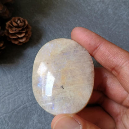Moonstone Palm Stone, 58x45x19mm, 78.9g [PALM-D04]