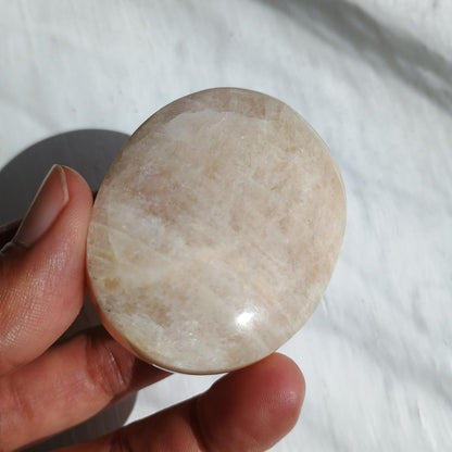 Moonstone Palm Stone, 58x45x19mm, 78.9g [PALM-D04]