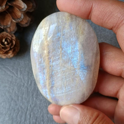 Moonstone Palm stone, 72x51x16mm, 97.6g [PALM-E01]