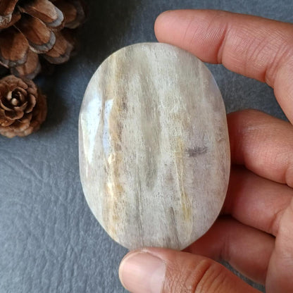 Moonstone Palm stone, 72x51x16mm, 97.6g [PALM-E01]