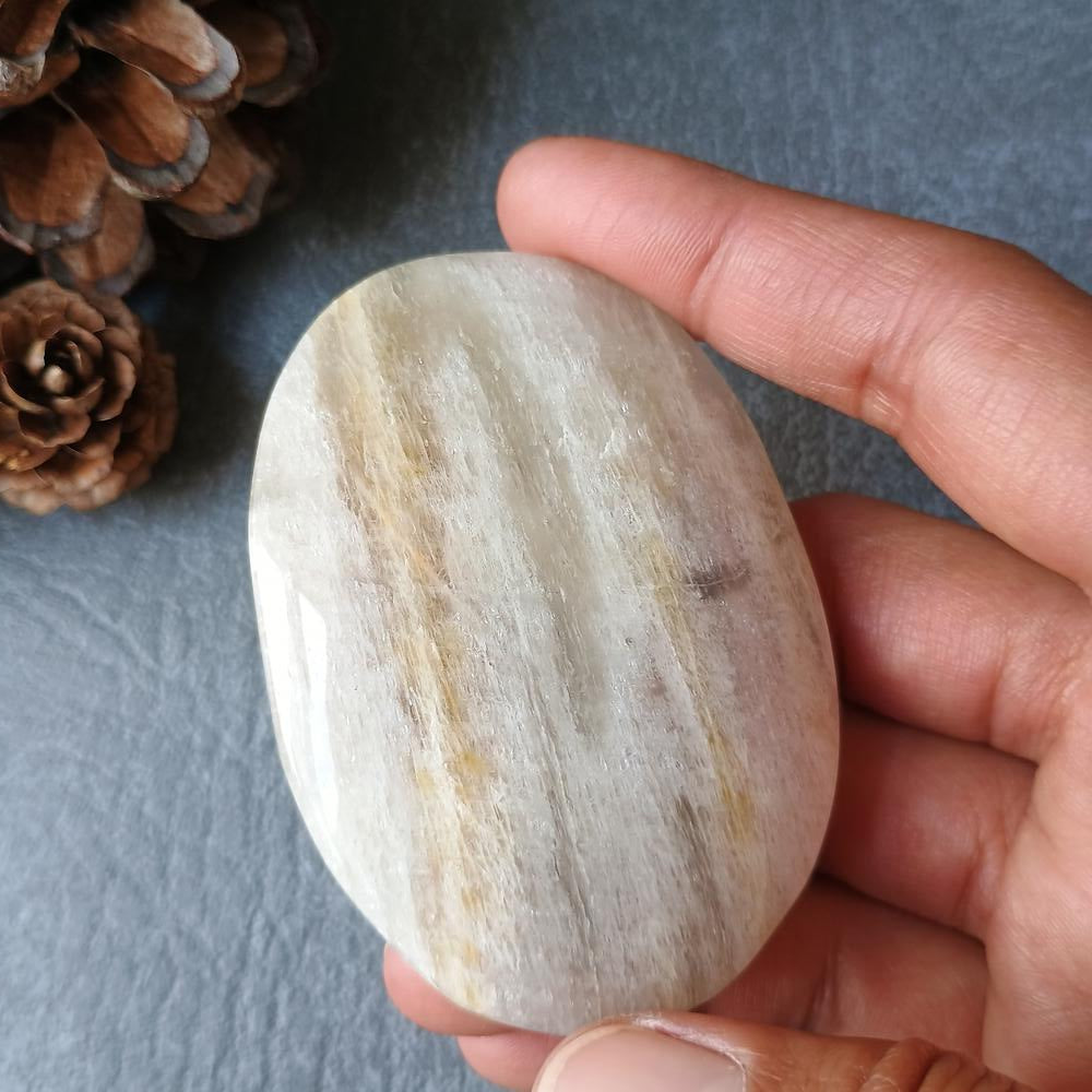 Moonstone Palm stone, 72x51x16mm, 97.6g [PALM-E01]