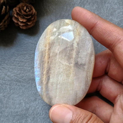 Moonstone Palm stone, 72x51x16mm, 97.6g [PALM-E01]