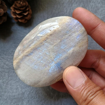 Moonstone Palm stone, 72x51x16mm, 97.6g [PALM-E01]