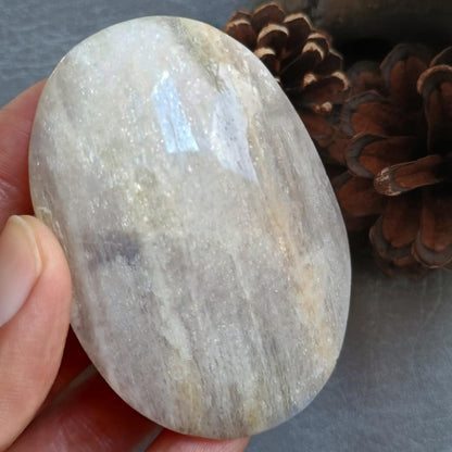 Moonstone Palm stone, 72x51x16mm, 97.6g [PALM-E01]