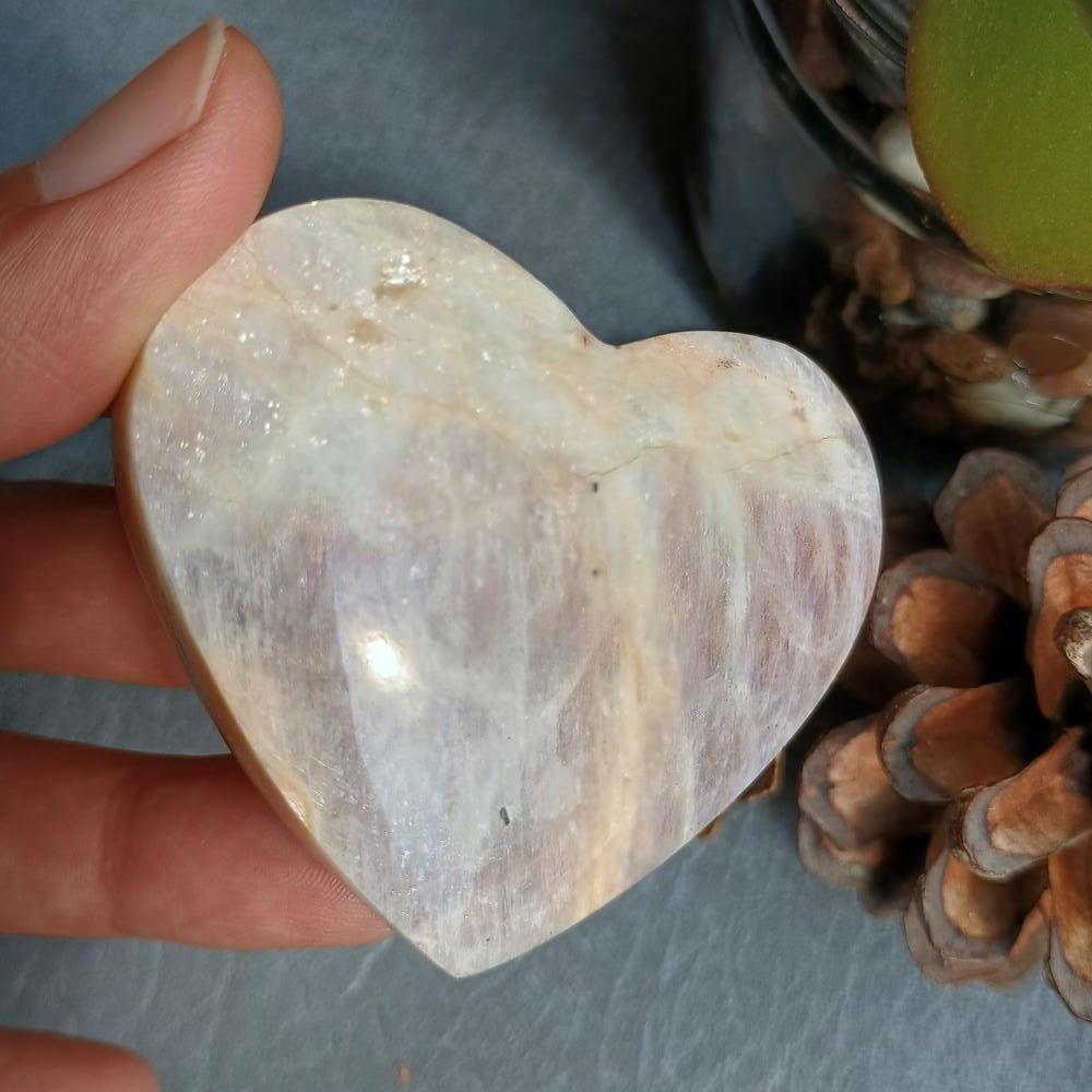 Moonstone Heart Shape, Palm Stone, 51x60x18mm, 83.7g [PALM-E03]