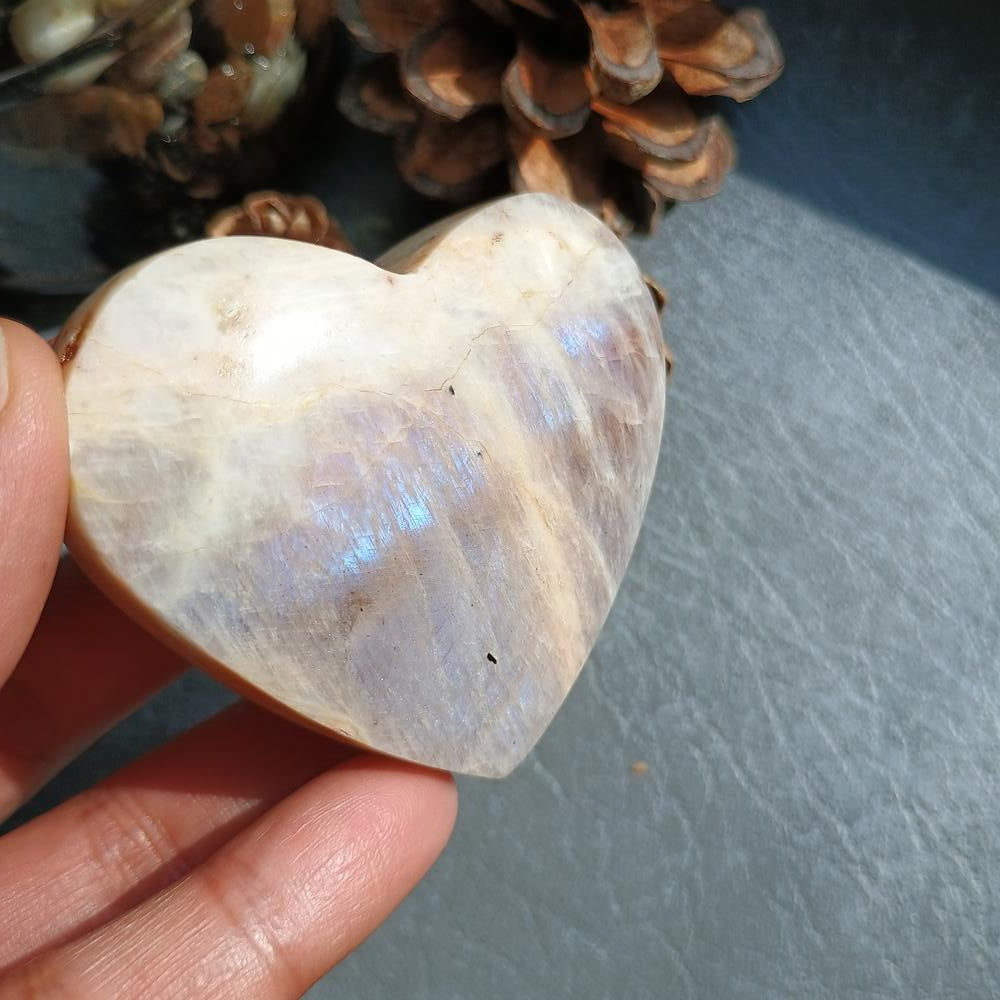 Moonstone Heart Shape, Palm Stone, 51x60x18mm, 83.7g [PALM-E03]