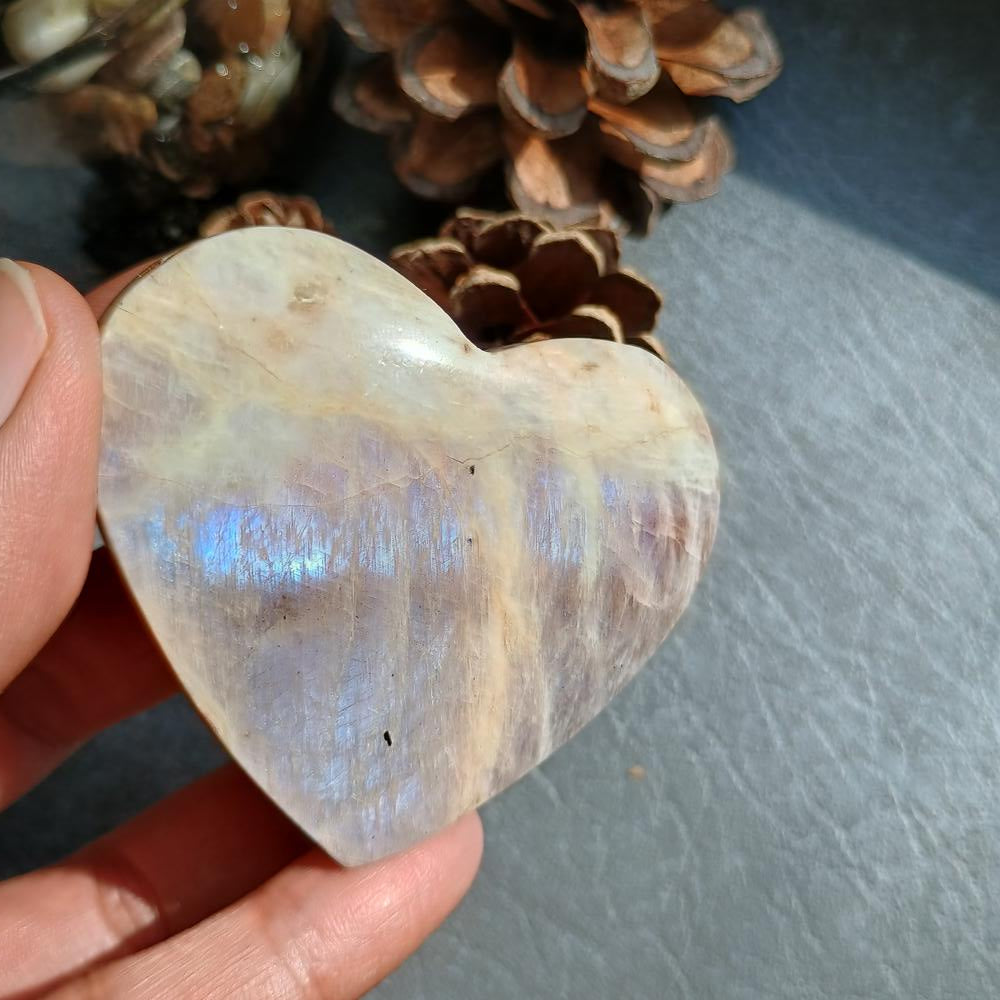 Moonstone Heart Shape, Palm Stone, 51x60x18mm, 83.7g [PALM-E03]