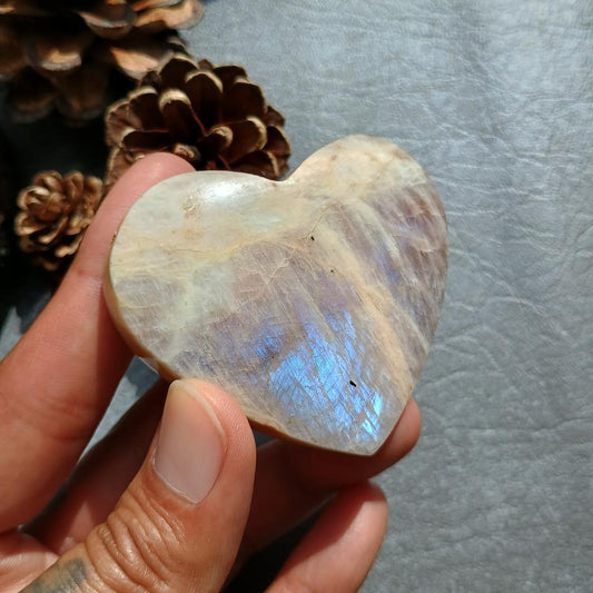 Moonstone Heart Shape, Palm Stone, 51x60x18mm, 83.7g [PALM-E03]