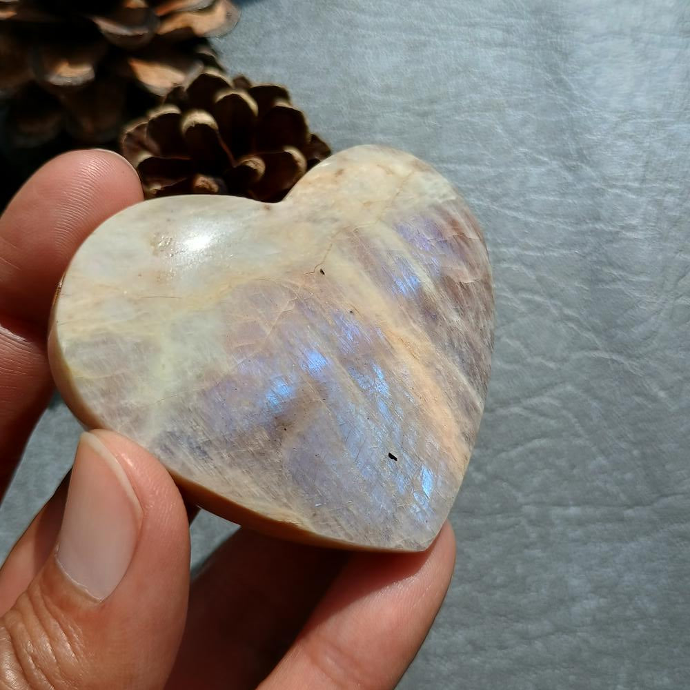 Moonstone Heart Shape, Palm Stone, 51x60x18mm, 83.7g [PALM-E03]