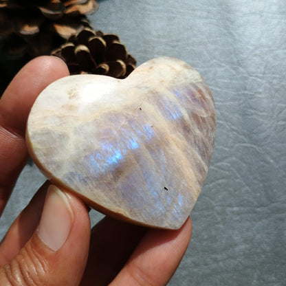 Moonstone Heart Shape, Palm Stone, 51x60x18mm, 83.7g [PALM-E03]