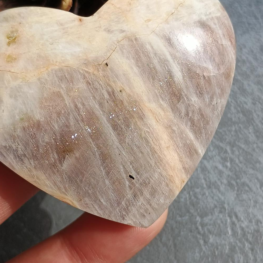 Moonstone Heart Shape, Palm Stone, 51x60x18mm, 83.7g [PALM-E03]