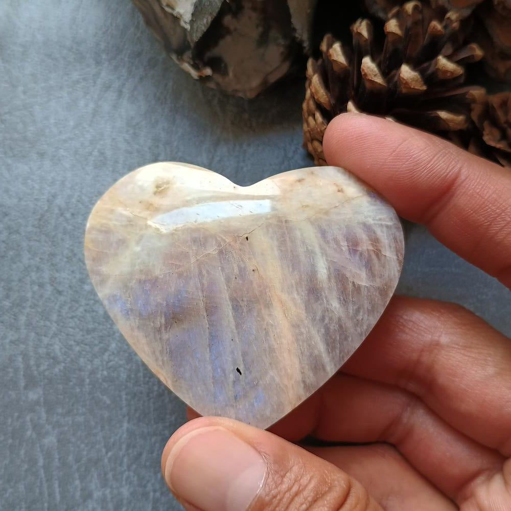 Moonstone Heart Shape, Palm Stone, 51x60x18mm, 83.7g [PALM-E03]