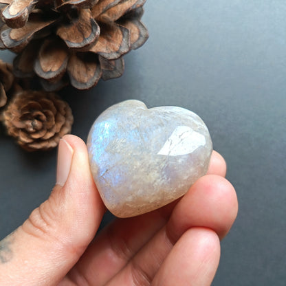Moonstone Heart Shape, Palm Stone, 36x40x21mm, 43.5g [PALM-T02]