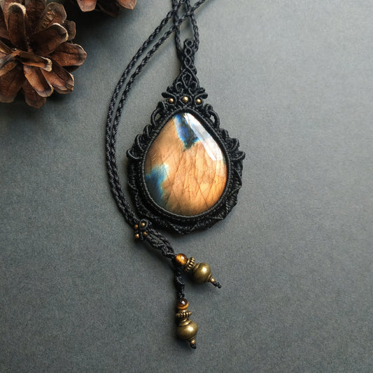 Labradorite Macrame Necklace - Freehand Design
