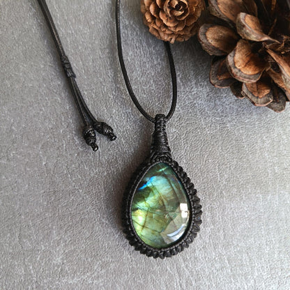Labradorite Macrame Necklace | Pendant size approx 5.5 cm