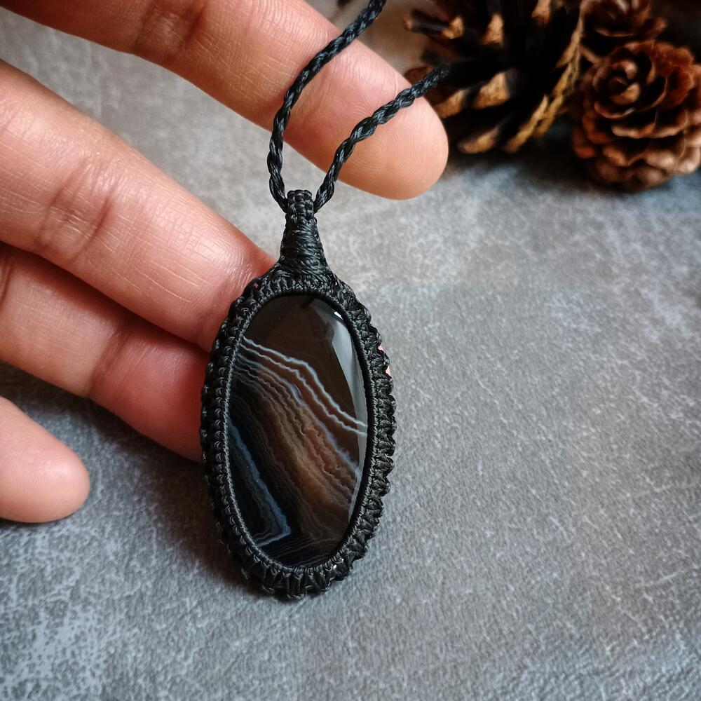 Banded Agate Macrame Necklace | Pendant size approx 5.2 cm
