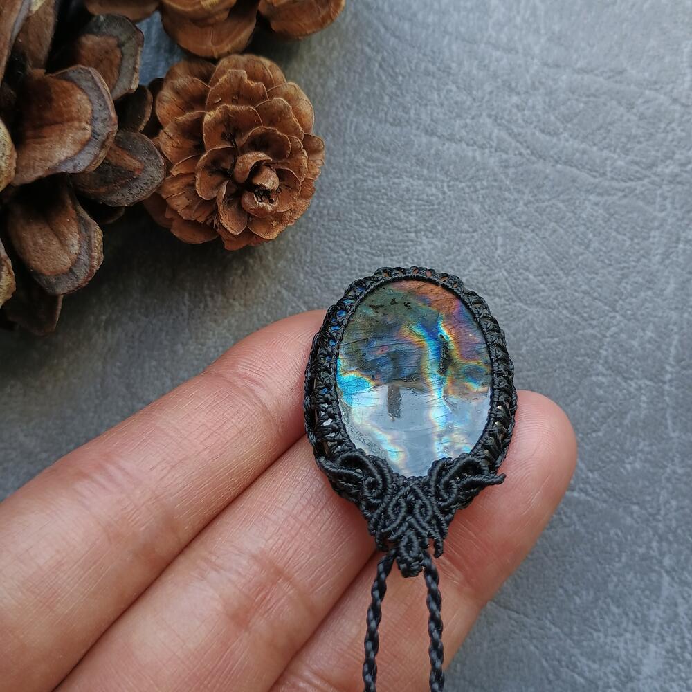 Spectrolite Labradorite Macrame Necklace | Pendant size approx 4.4 cm