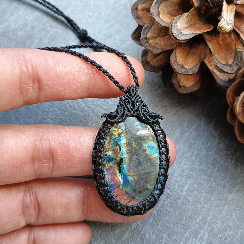 Spectrolite Labradorite Macrame Necklace | Pendant size approx 4.4 cm