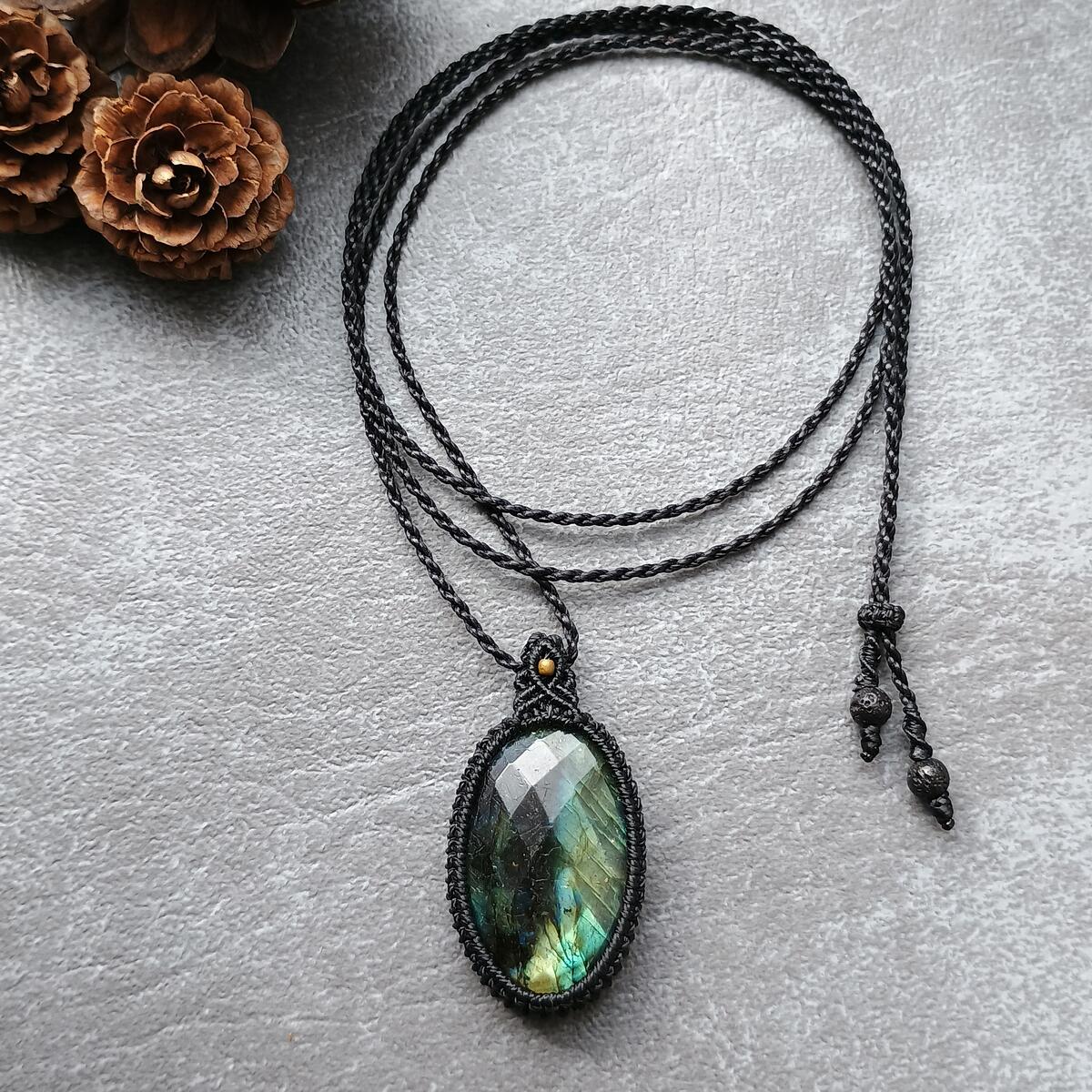 Labradorite Macrame Necklace | Pendant size approx 4.3 cm