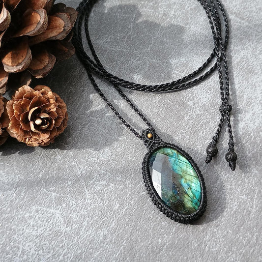 Labradorite Macrame Necklace | Pendant size approx 4.3 cm