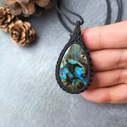 Spectrolite Labradorite Macrame Necklacen | Pendant size approx 5.5 cm