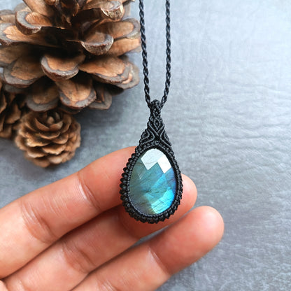 Labradorite Macrame Necklace | Pendant size approx 3.9 cm