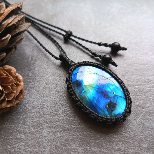 Labradorite Macrame Necklace | Pendant size 5.2 cm