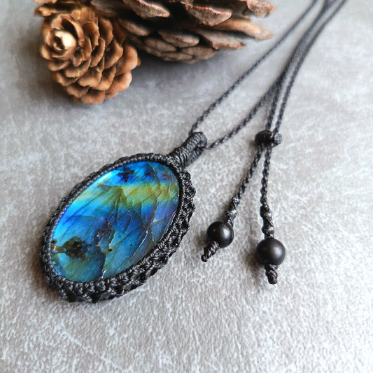 Labradorite Macrame Necklace | Pendant size 5.2 cm