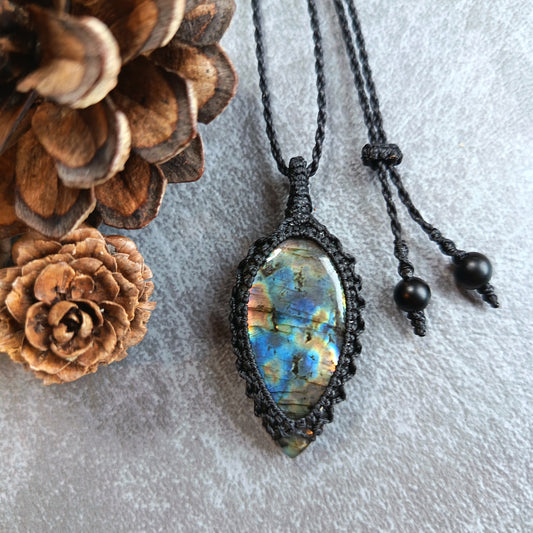 Labradorite Macrame Necklace | Pendant size 5 cm