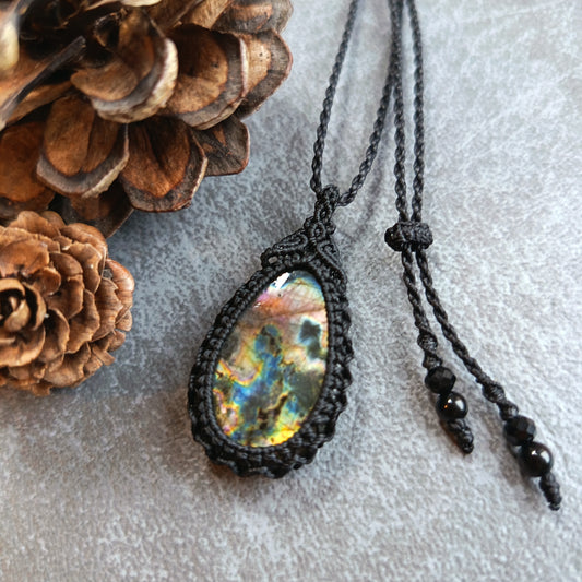 Labradorite Macrame Necklace | Pendant size 4.3 cm