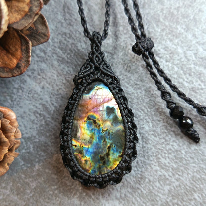 Labradorite Macrame Necklace | Pendant size approx 4.3 cm