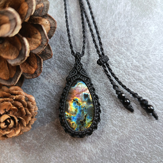 Labradorite Macrame Necklace | Pendant size 4.3 cm