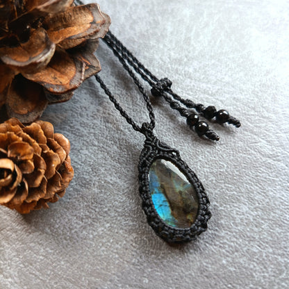 Labradorite Macrame Necklace | Pendant size approx 3.5 cm
