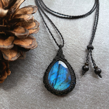 Labradorite Macrame Necklace | Pendant size approx 5.7 cm