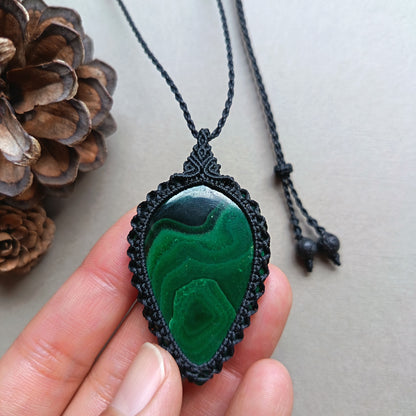 Malachite Macrame Necklace | Pendant size 5.8 cm