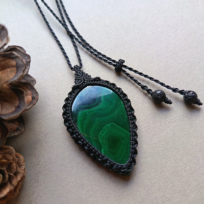 Malachite Macrame Necklace | Pendant size 5.8 cm