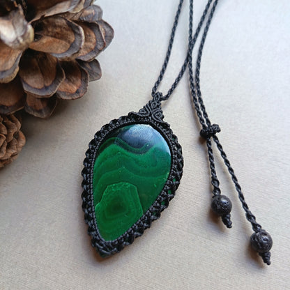 Malachite Macrame Necklace | Pendant size 5.8 cm