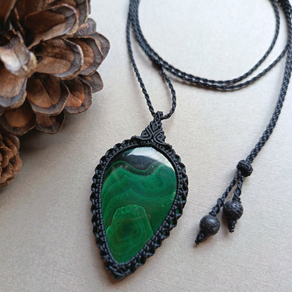 Malachite Macrame Necklace | Pendant size 5.8 cm