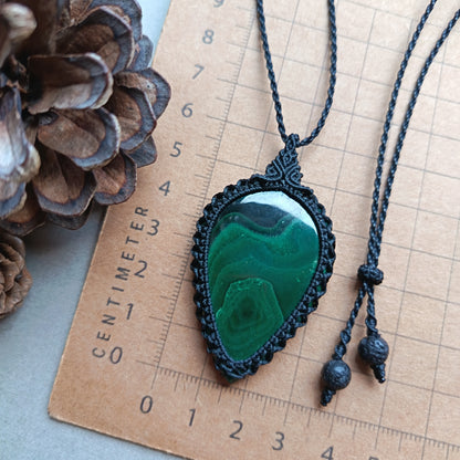 Malachite Macrame Necklace | Pendant size 5.8 cm