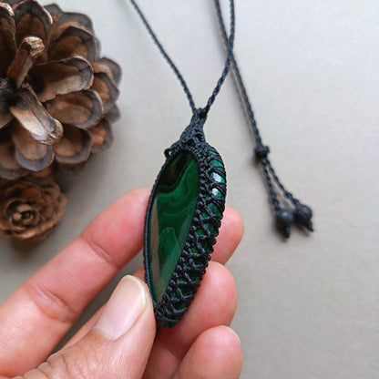 Malachite Macrame Necklace | Pendant size 5.8 cm