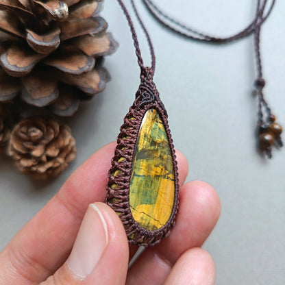 Nellite Macrame Necklace | Pendant size 5.3 cm
