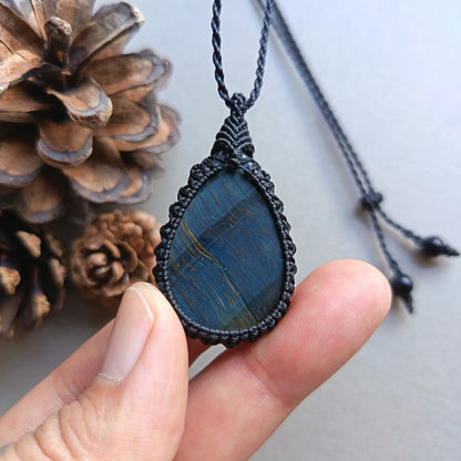 Blue Tiger's Eye Macrame Necklace | Pendant size 4.4 cm
