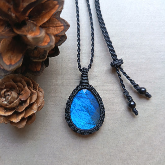 Labradorite Macrame Necklace | Pendant size 3.5 cm