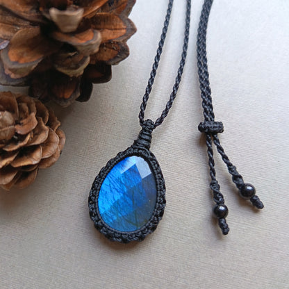 Labradorite Macrame Necklace | Pendant size 3.5 cm