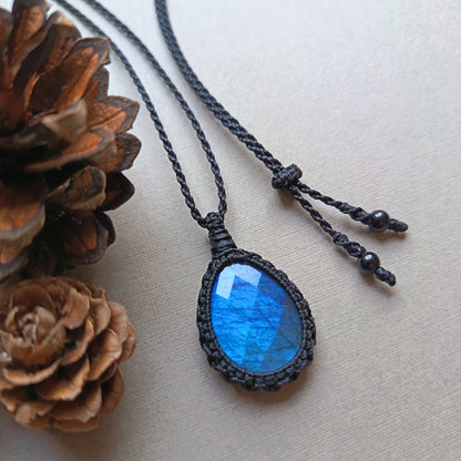 Labradorite Macrame Necklace | Pendant size 3.5 cm