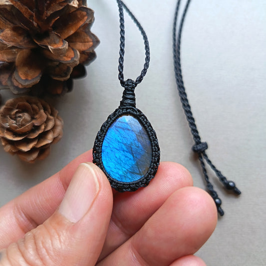 Labradorite Macrame Necklace | Pendant size 3.5 cm